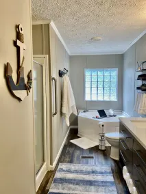 Quiet Cove 4 Bedroom Lake Retreat, Large Dock & Fire Pit 🎣⛵️☀️ - Image 3