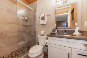 Gorgeous updated mountain home just minutes from the slopes, private hot tub, pool table! - Image 4
