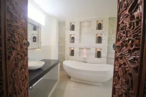 BERAWA, Luxury Water Bungalow, 5 min to beach - Image 5