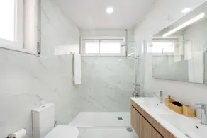 4-Bedroom Apartment in a Prestigious Area of Porto - Image 2
