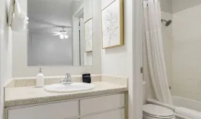 1st Floor Apt Hyde Park Bathtub and Free Parking - Image 2
