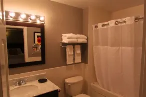 ROOM 3 Luxury King Suite - Image 3