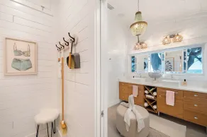 The Love Shack: Completely restored 1915 direct beachfront cottage! - Image 5