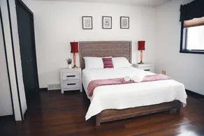 Moorhead 4-bed, Sleeps 8, With Aircon & Parking - Image 3