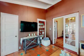 Charming dog-friendly home with enclosed yard, full kitchen, central AC, & W/D - Image 3