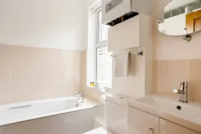 Charming 3BR Victorian Cottage in the historic town of Colnbrook, Berkshire - Image 4