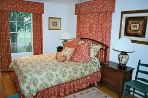 Beautiful 1 BDRM Overlooking Bread Loaf Campus - Image 3