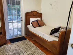 \"Viscaya\" Historic townhome near beaches and attractions in French Village, - Image 5