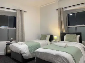10 Bed Flat - Sleeps 20 - Pets - Parking - Wifi - Image 2