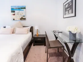 Modern apartment with Large Courtyard - Image 4