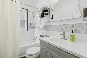 Cozy Downtown Seneca Bungalow - Image 5
