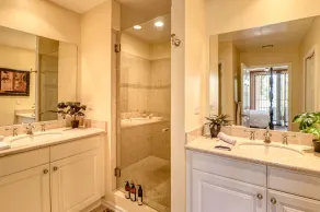 Dreamy Condo near the Beach W Shared Pool/Hot Tub, Private Balcony & Fast WiFi - Image 4