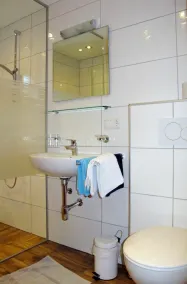 Skøn privat feriebolig for 20 personer med WIFI, TV og terrasse - Image 3