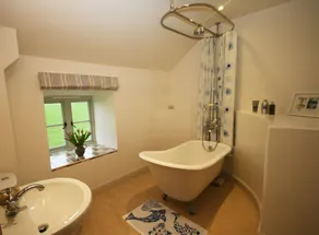 In peaceful rural location within walking distance of  lovely pub, near Bath. - Image 5