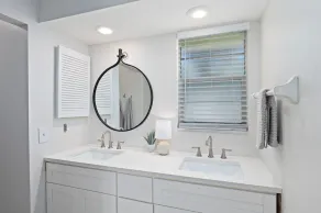 Attn: Beach adventurers and pet friendly seekers, close to downtown Sarasota - Image 3