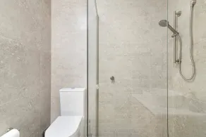 3 Bedroom Townhouse- Free parking - Image 3