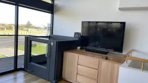 GoolwaGettaway Luxury Home by river- sleeps 14 in 10 beds - Image 2