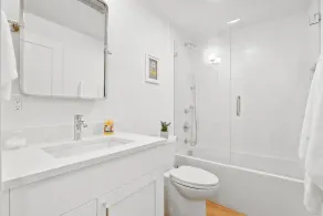 Stor privat lejlighed. En blok til Burke Gilman & Bus. .5M til børns - Image 3