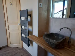 Casa idealmente ubicada cerca de lagos, rutas de senderismo y sitios históricos. - Image 2