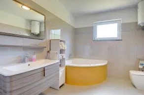 Smuk to-etagers villa med privat pool, aircondition, WiFi, grill og parkering til 5 biler - Image 2