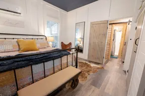 Charming farmhouse, full kitchen, private back deck, fire pit, quiet area - Image 5