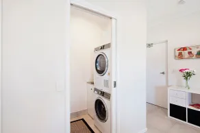 Sunny 2 bedroom 1 bathroom,  north facing balcony free use bikes & kayaks & wifi - Image 2