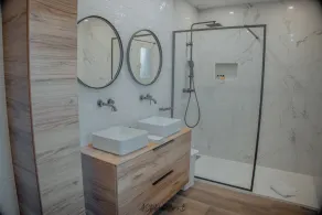 New luxury villa with top-of-the-range fittings, swimming pool & garden - Image 3