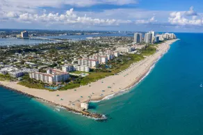⭐BEACHSIDE BLISS!⭐Singer Island 2/2⭐Huge Pool+Spa - Image 4