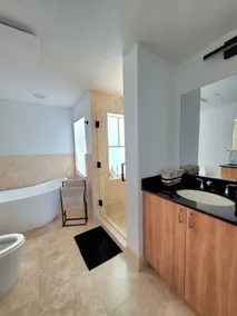 Newly renovated 2/2  apt-2 min walk to the beach and restaurants - Image 4