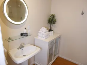 Spacious rooms overlooking famous Savannah streets - Image 4