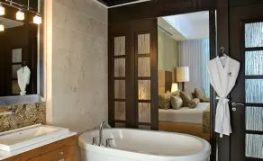 Una camera da letto Grand Luxxe a Riviera Maya - Image 3