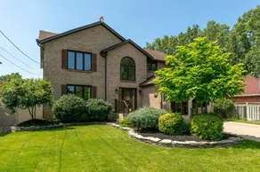 Large quiet estate property in beautiful natural surroundings. - Image 5