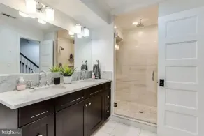 Beautiful Luxury waterfront Property,clean,Fully sterilized,Family oriented. - Image 3