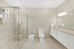 Moonflower Villa: Luxe 3-bed Oasis on West Coast - Image 2