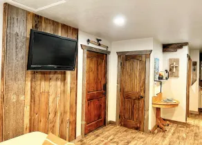 Horse Creek Ranch Luxurious Western Bunkhouse/Cabin - Image 2