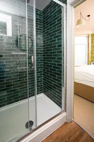 Settle Southampton - Stylish Self Check-In Rooms & Self Catering Suites - Image 2