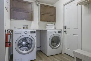 Bright 1 Bedroom Plus Private Den - modern suite with BBQ, pet friendly!  - Image 2