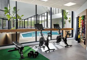 Modern Accommodation in White Plains! Enjoy Indoor Pool & Free Airport Shuttle! - Image 2