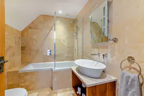Beautifully presented Cotswold holiday cottage with a hot tub - Walnut Barn - Image 5