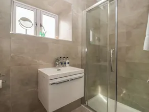 SHEPHERD'S CROOK, pet friendly, luxury holiday cottage in Spofforth - Image 4