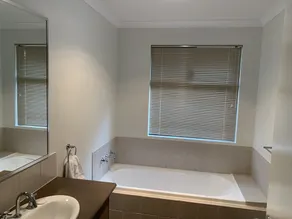 Central 3 Bed home with pool, EV Charger and unlimited free Wi-Fi - Image 5