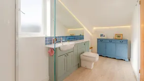 The Old Barn, Witney - sleeps 6 guests in 3 bedrooms - Image 3