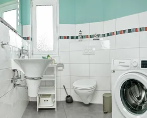 This holiday home has a living space of 110 m², sleeps up to 6 people, two parki - Image 4