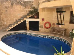 Ferme unique avec piscine et jacuzzi - Image 4