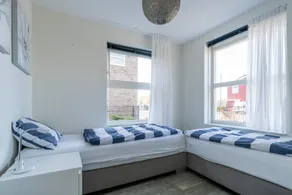 Esta casa isolada da ilha tem uma aparência moderna. A sala de estar está no piso térreo. No g - Image 4