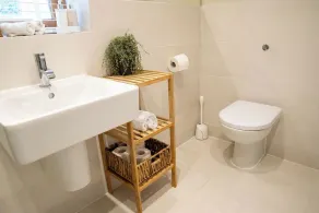 Comfortable Cosy Private Barn conversion, Own courtyard, parking, nr to station - Image 4