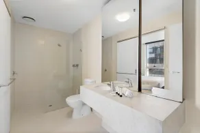 Spacious Melbourne CBD 2-bed Close to Everything - Image 3