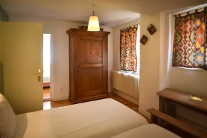 A cozy and quiet vacation rental with a paved, flower-filled courtyard, just 5 minutes from downtown - Image 5