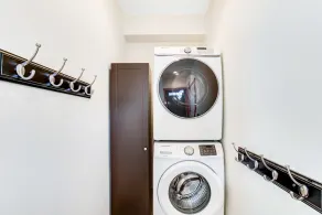 Custom home with balcony, radiant floor heating & washer/dryer - Image 3