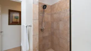 Spacious One-Bedroom Condo with Pool View, Balcony & Beach Club Access - Image 4